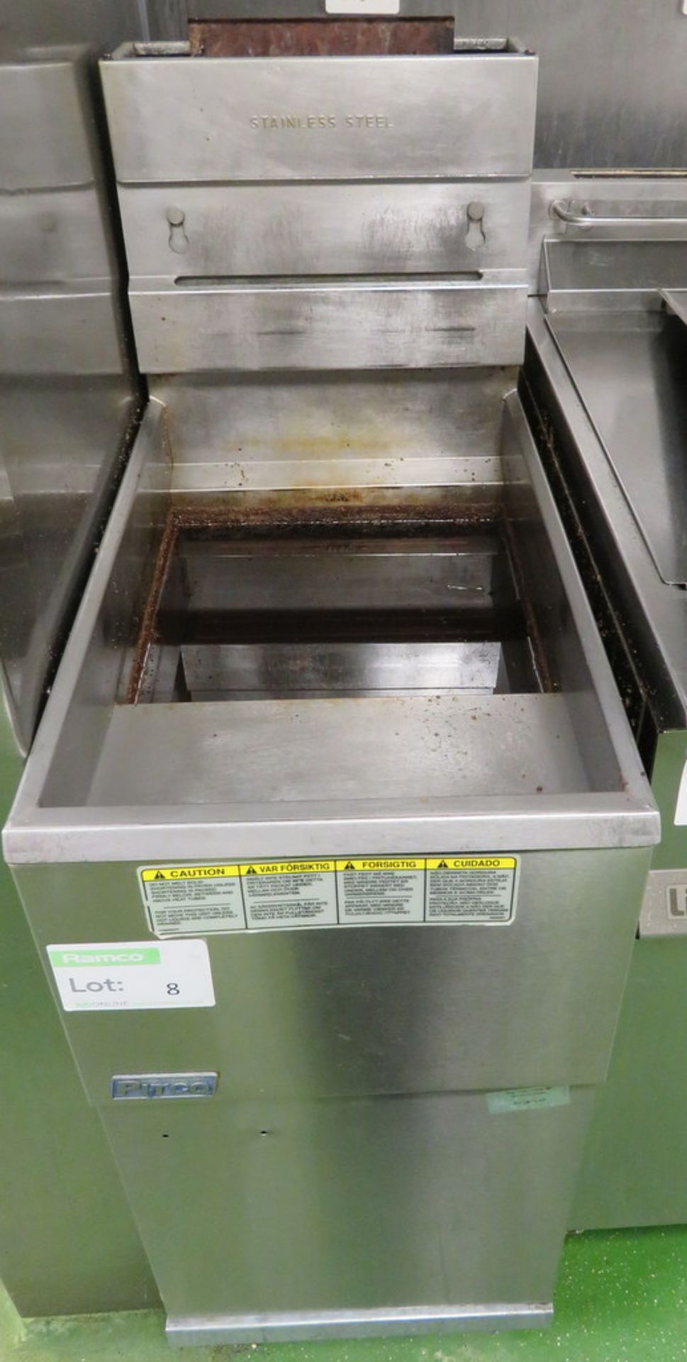 PITCO STAINLESS STEEL GAS FIRED TWIN BASKET FRYER - Image 2 of 4