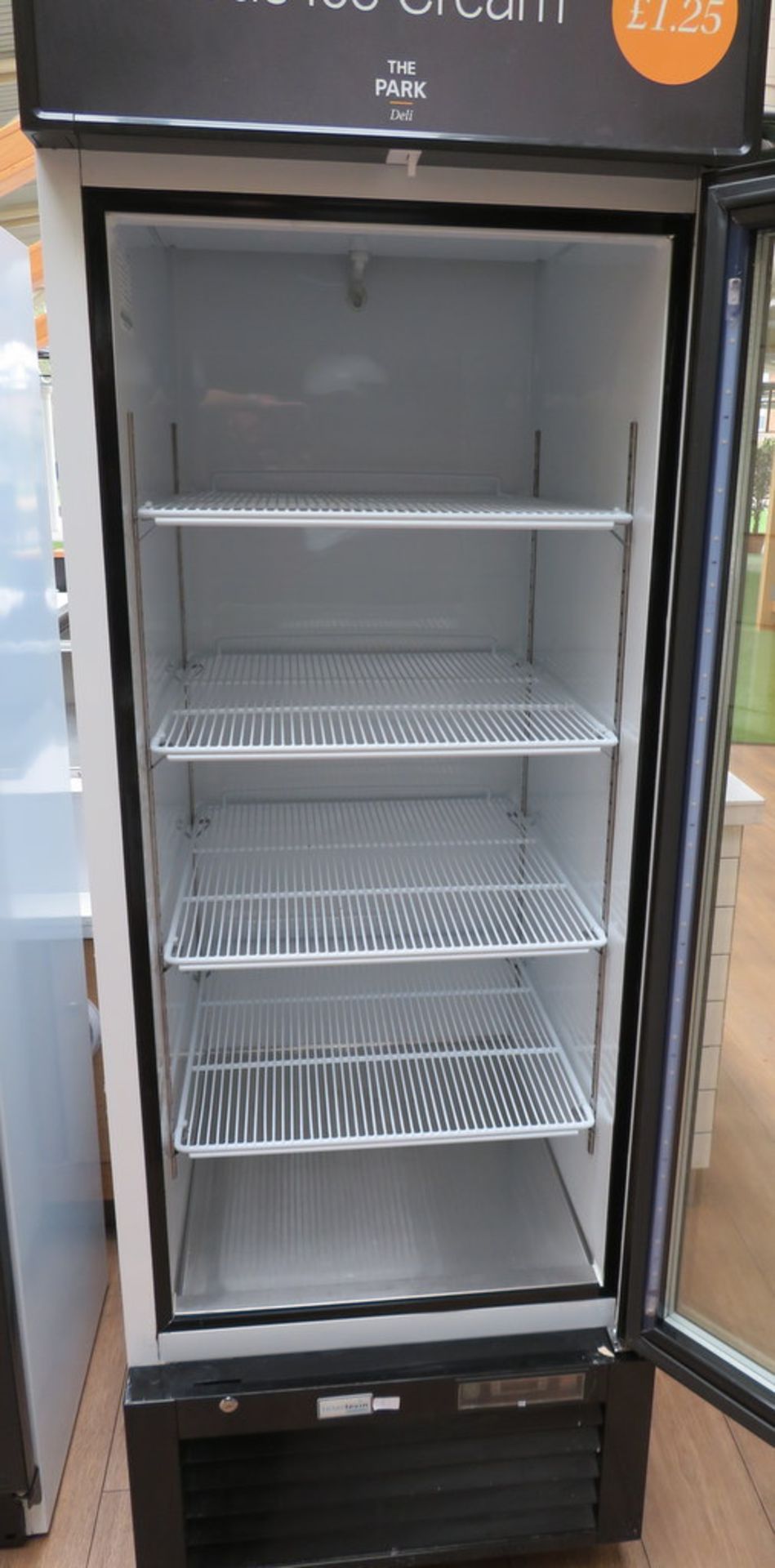 2017 INTERLEVIN MODEL LFG2500 UPRIGHT DISPLAY FREEZER - Image 2 of 3