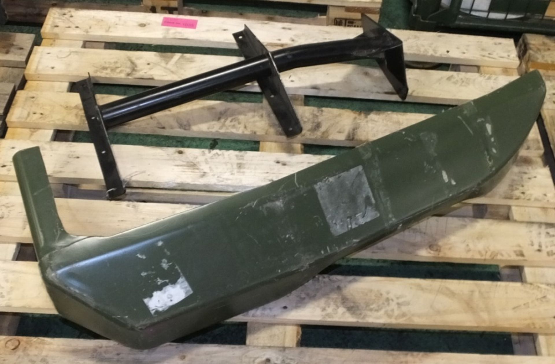 1x DAF O/S R/H front bumper, Wing Stay
