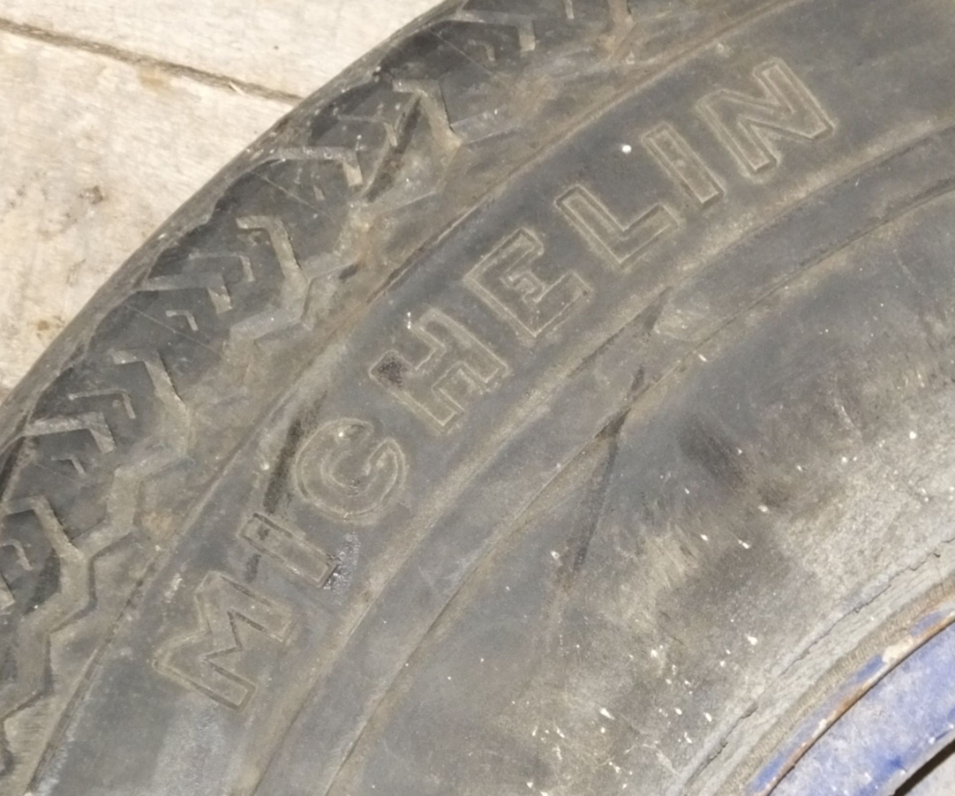 Wheel & Michelin Tire - Bild 2 aus 3