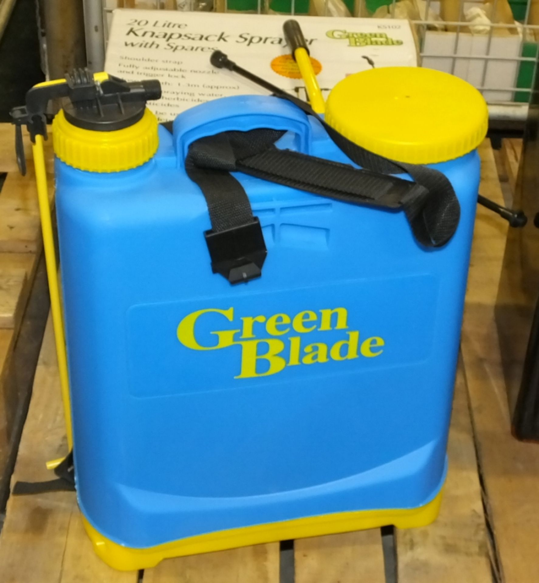 Green Blade 20 Litre Knapsack Sprayer with spares - Image 2 of 3