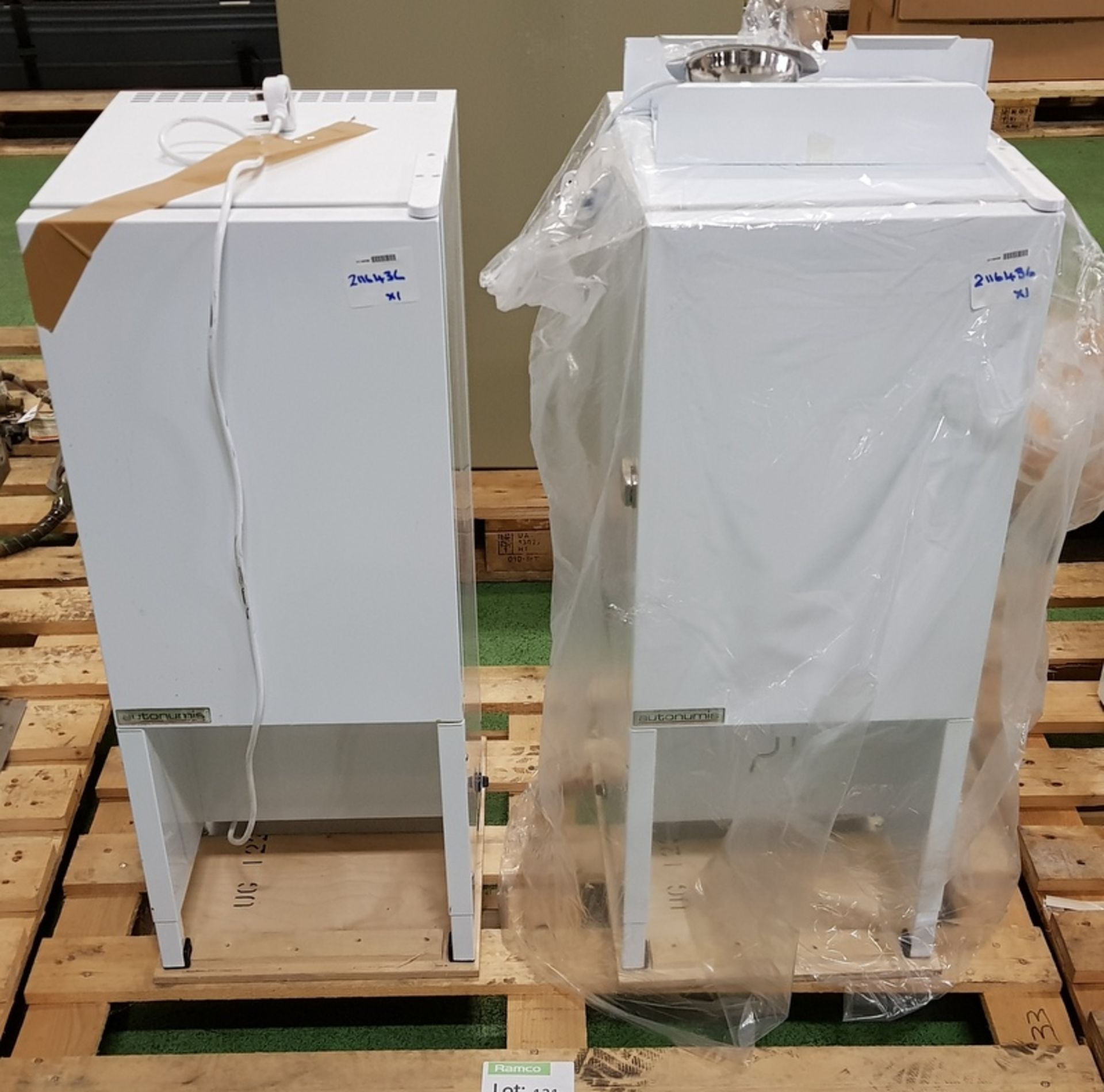 2x Autominus MIlk Dispensers