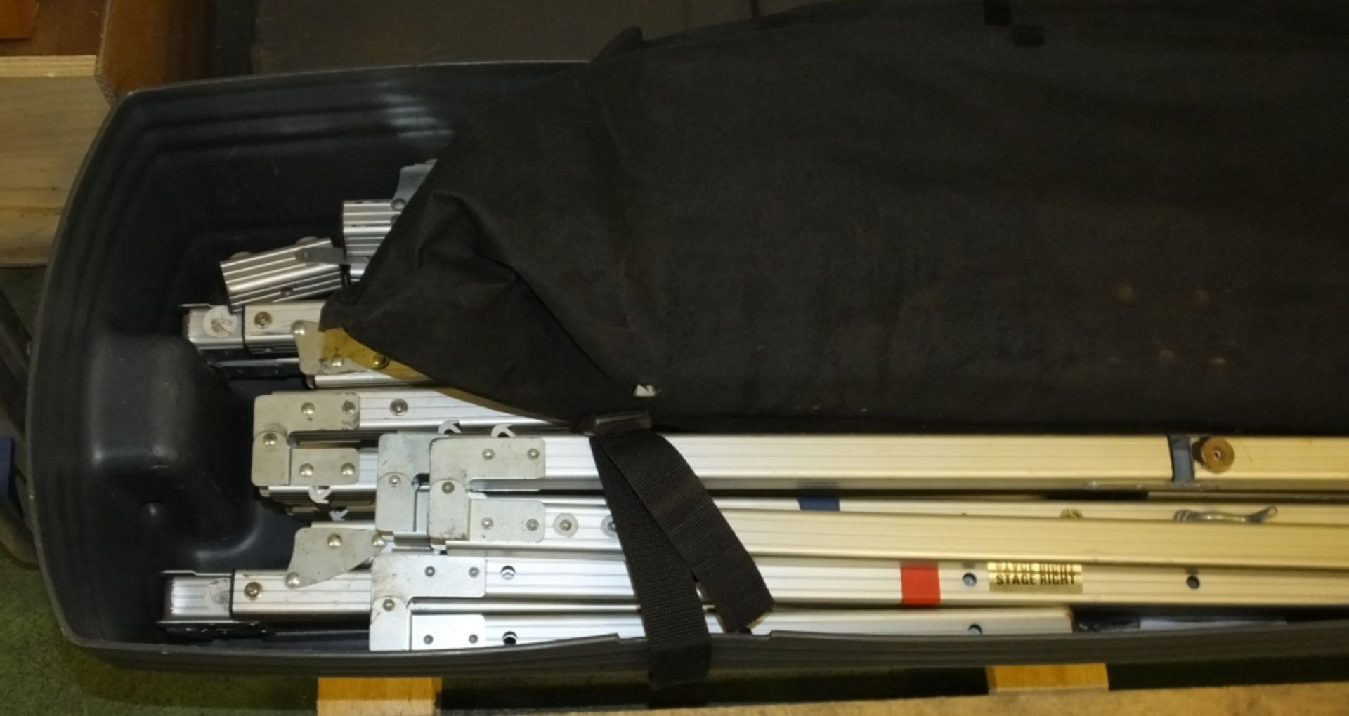Draper Cinefold Projection Screen assembly in carry case - Image 4 of 6