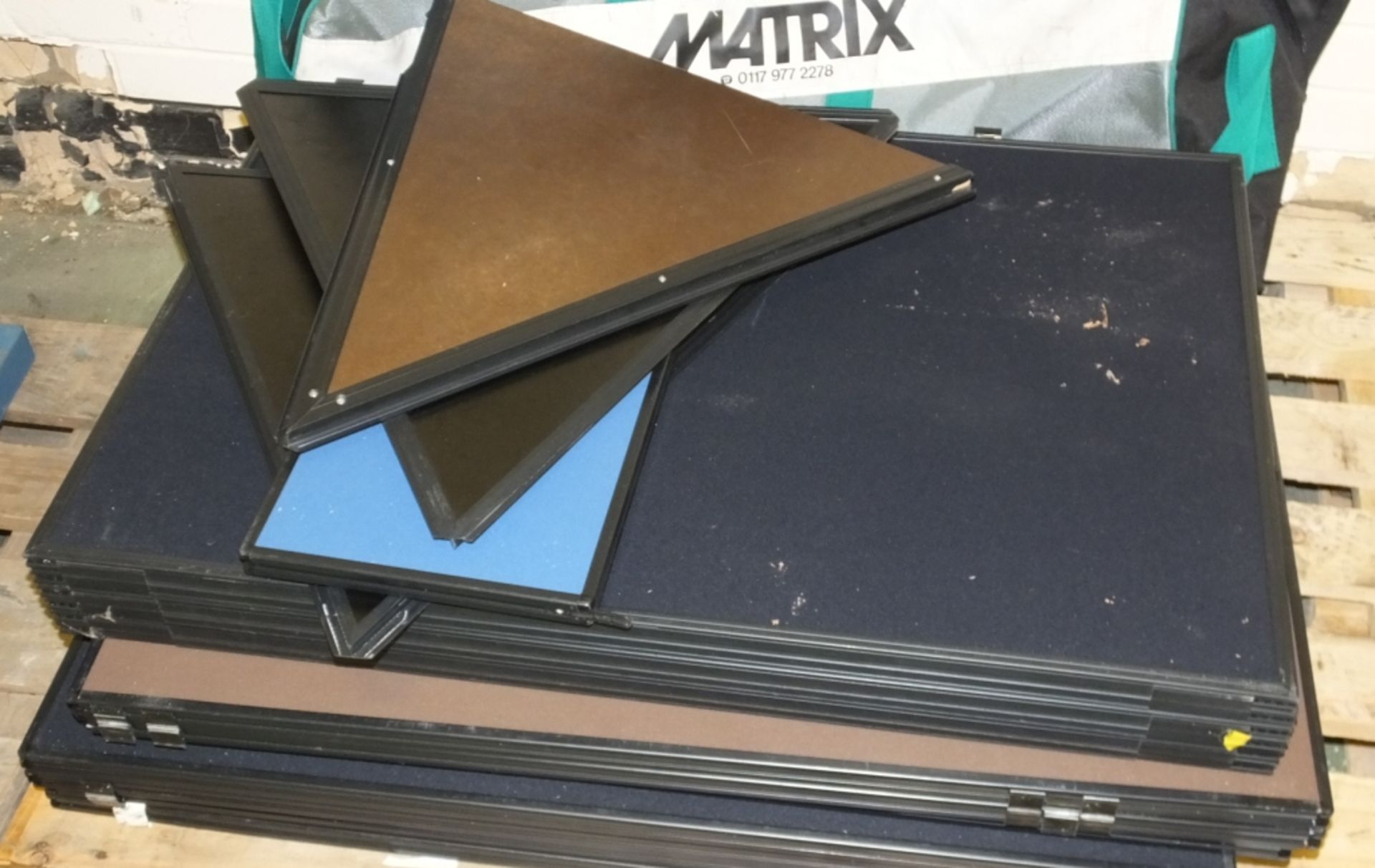 Matrix Portable screens with carry bag - Image 2 of 2