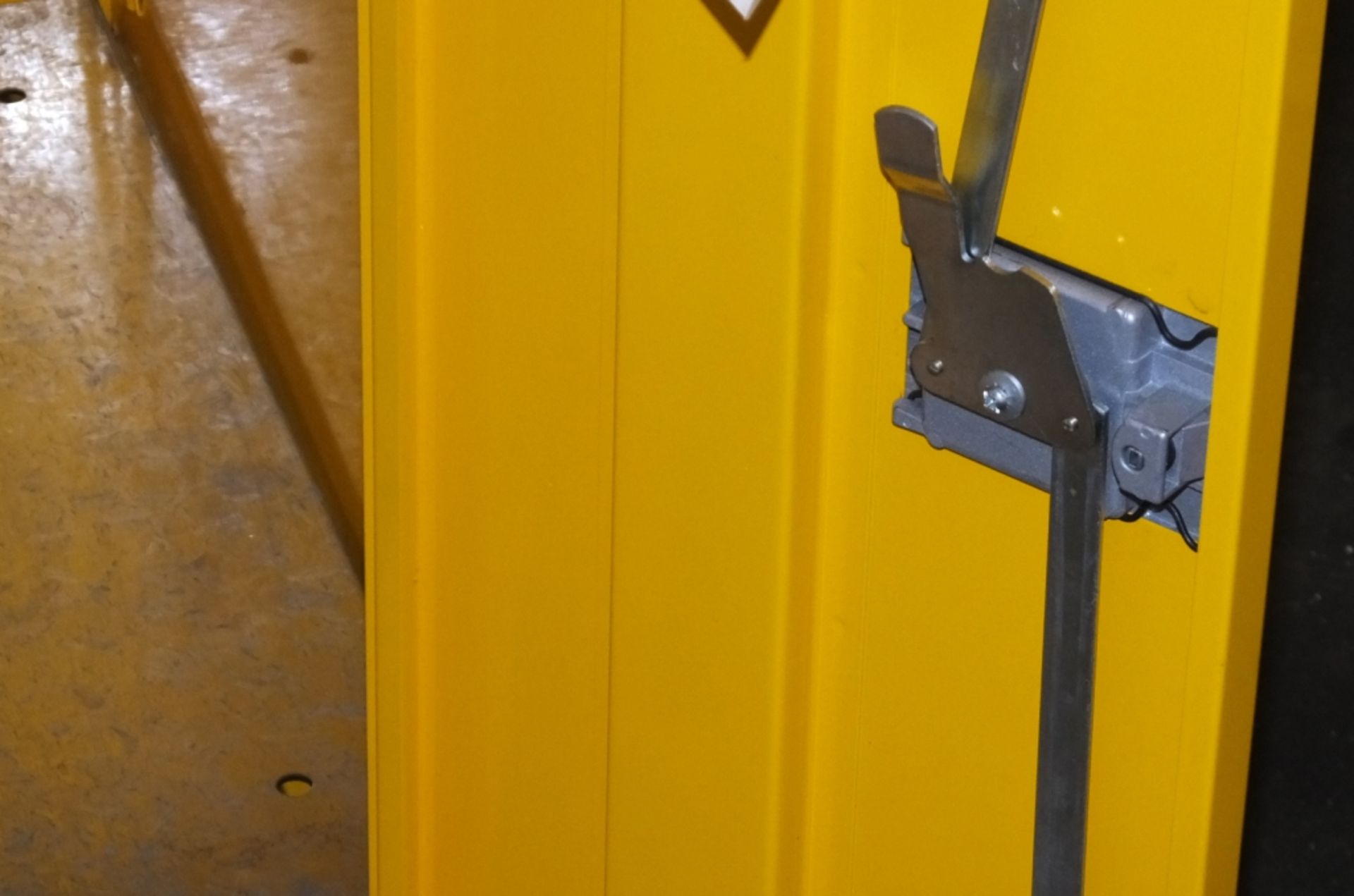 2 door lockable metal cabinet - 1 shelf - missing key - Image 4 of 4