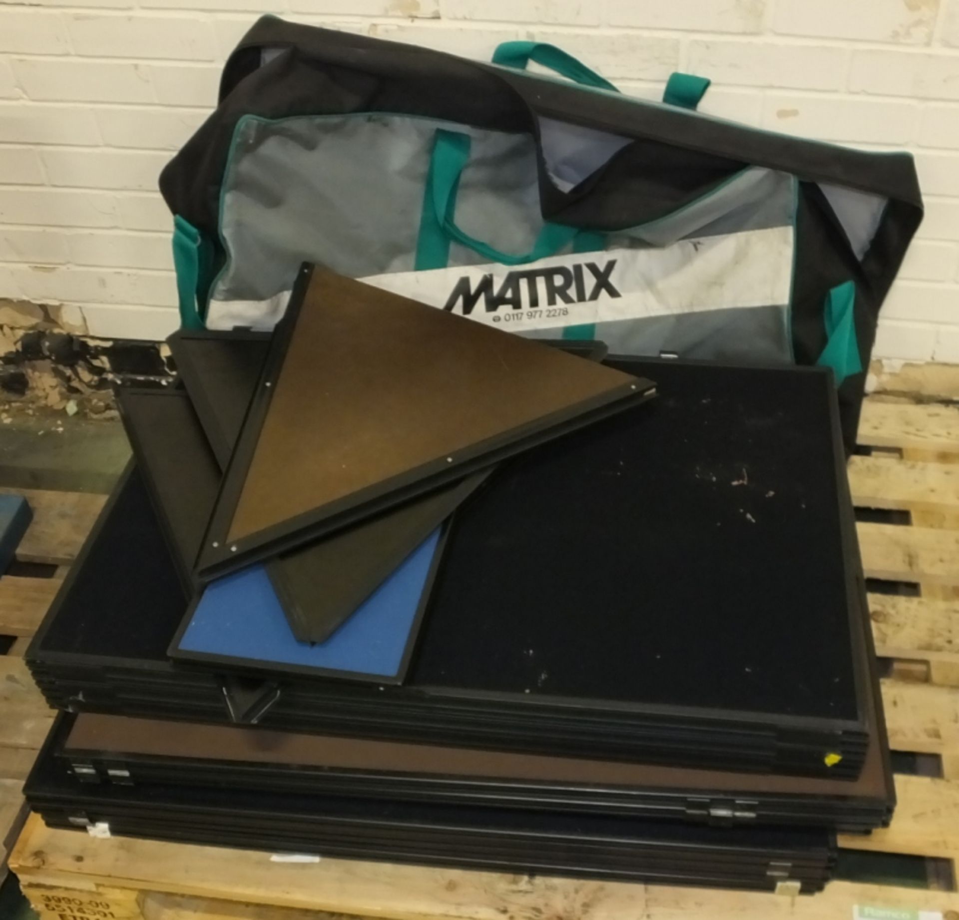 Matrix Portable screens with carry bag