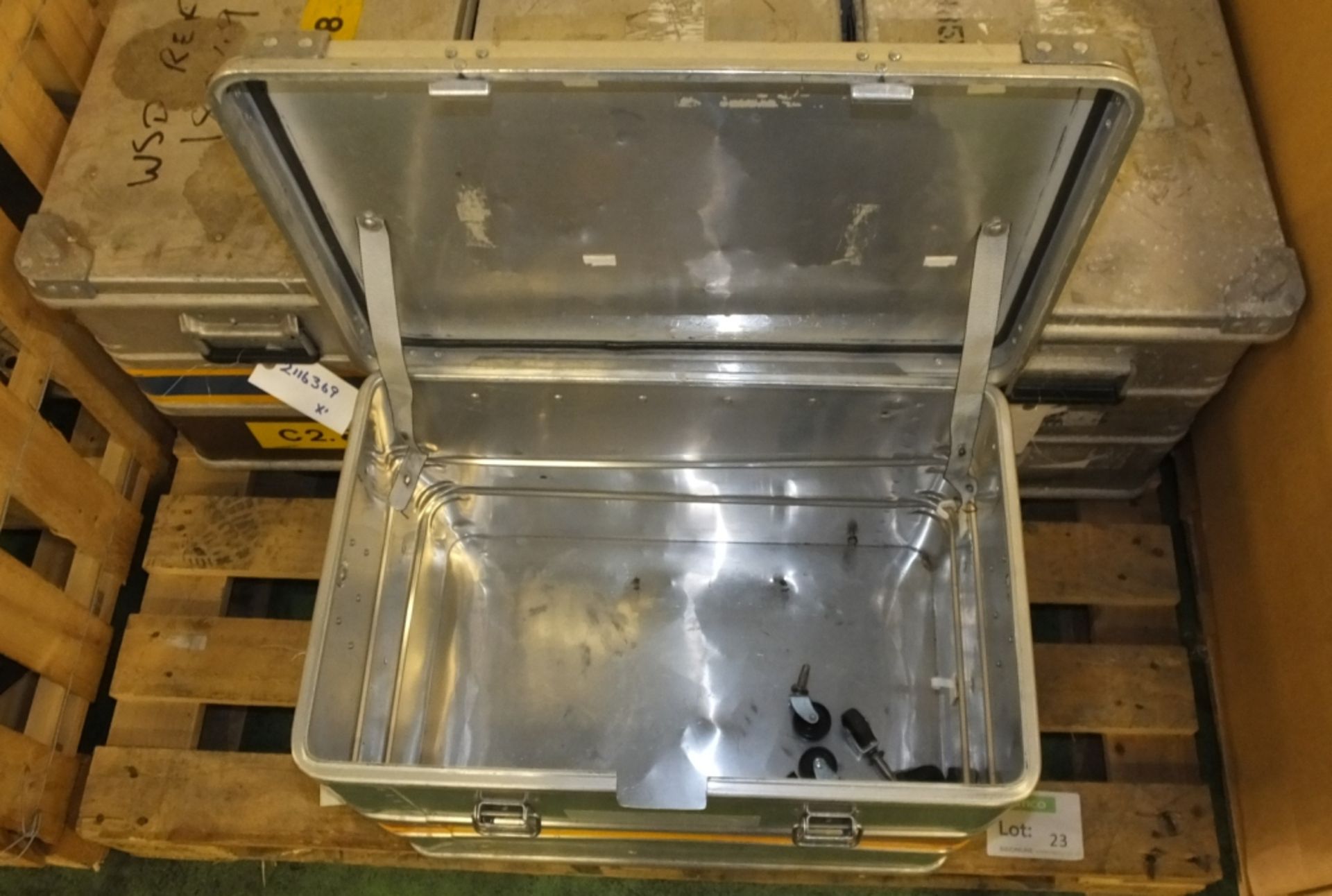 4x Metal Heavy duty transit cases - Image 2 of 2