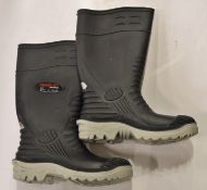 Trident Advantage Wellingtons Size 9.