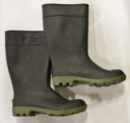 Dunlop Wellingtons Size 11 - Green Soles.