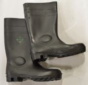 Dunlop Wellingtons Size 11.