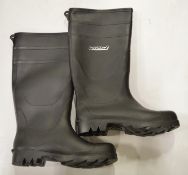 Dunlop Wellingtons Size 8.