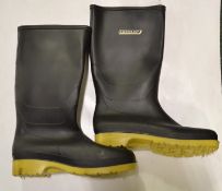 Dunlop Wellingtons Size 7 - White Soles