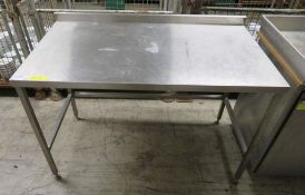 Stainless steel preparation table - Dimensions: 135 x 75 x 90cm (LxDxH)