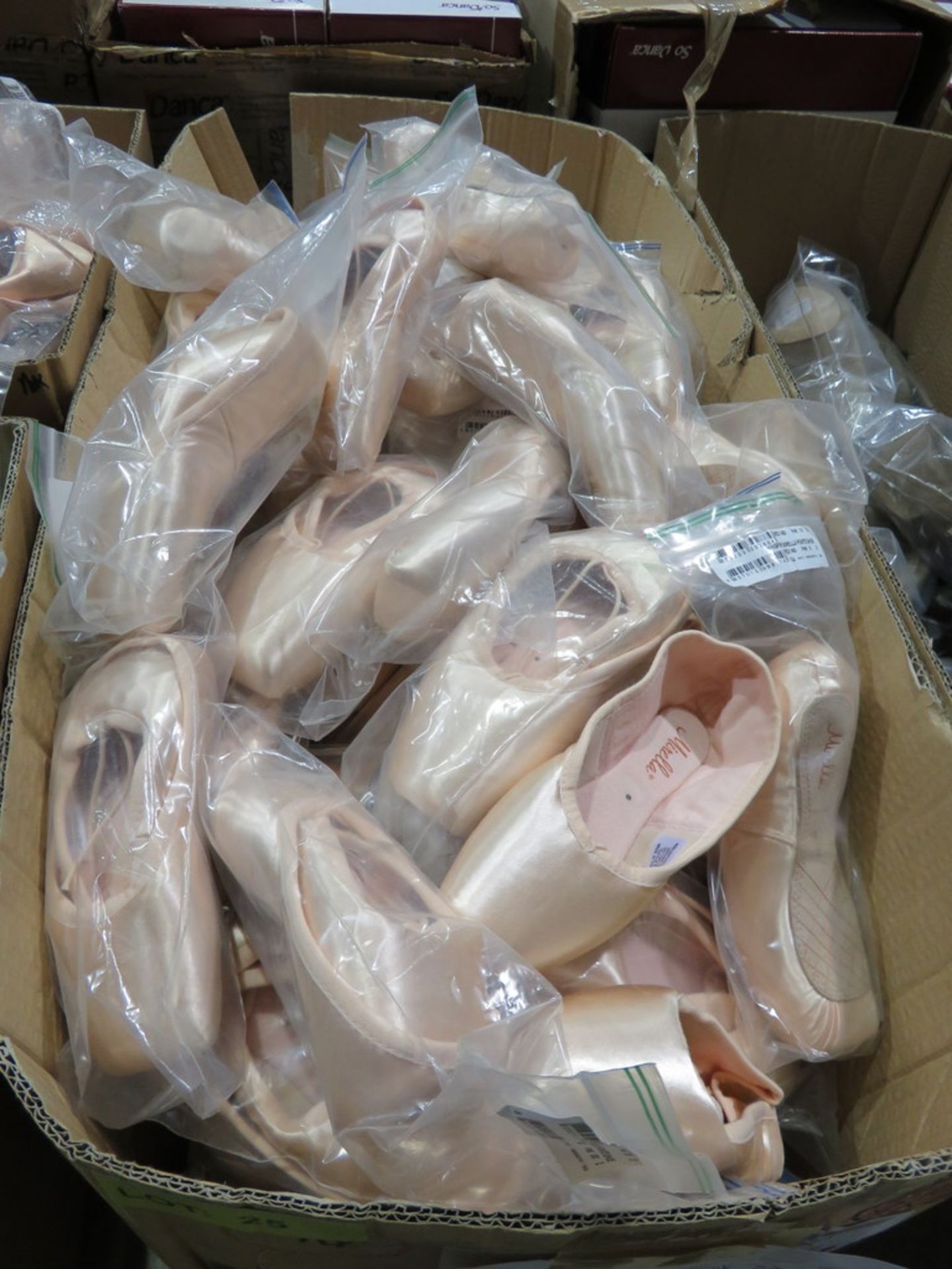 APPROX. 57 X PAIRS OF MIRELLA WHISPER POINTE SHOES; MS140; PINK; VARIOUS SIZES - Image 2 of 2