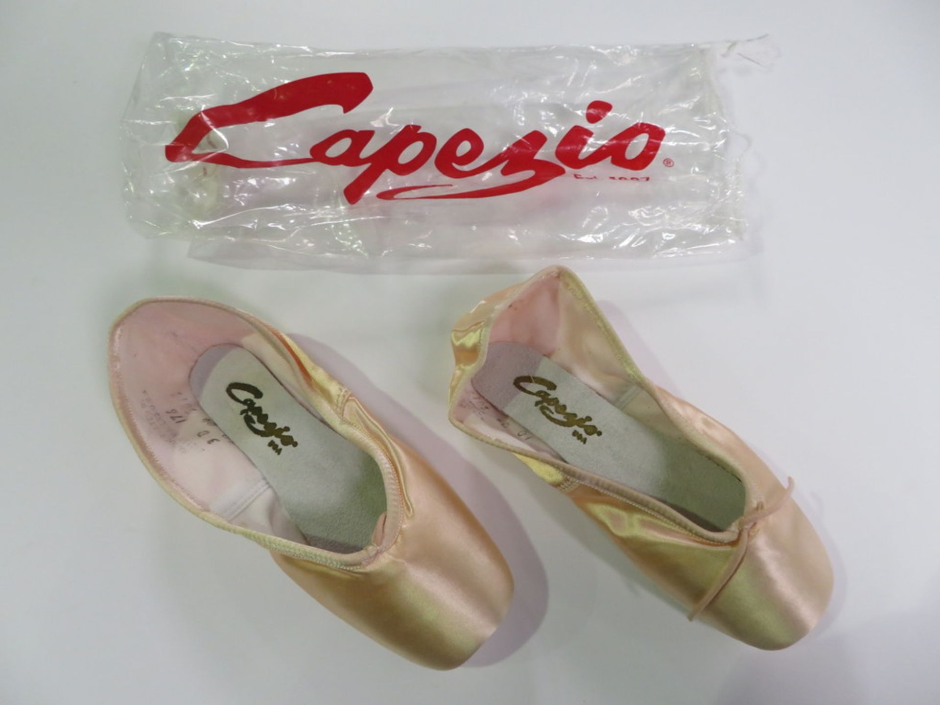 25 X PAIRS OF CAPEZIO POINTE SHOES; 176; PINK; SIZE 3.5D X 17, SIZE 3D X 8