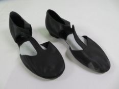 13 X PAIRS OF SO DANCA SPLIT SOLE JAZZ SHOES; BLACK; SIZE 8 X 8, SIZE 5 X 5, SIZE 4 X 1