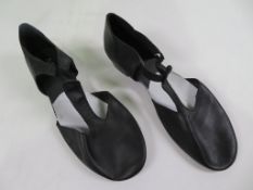 16 X PAIRS OF SO DANCA SPLIT SOLE JAZZ SHOES; BLACK; SIZE 8 X 6, SIZE 6 X 8, SIZE 7 X 2