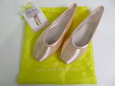 19 X PAIRS OF GAYNOR MINDEN POINTE SHOES; VARIOUS SIZES; C/W TOGGLE BAGS