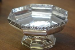 A George V silver fruit bowl, Sheffield 1917, of octagonal form, with pierced floral-cast rim,