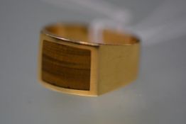 A gentleman's 18ct yellow gold ring, inset with a tiger's eye panel. 10.4 grams