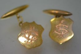 A pair of 18ct gold gentleman's chainlink cufflinks, of shaped shield form, linking to a torpedo