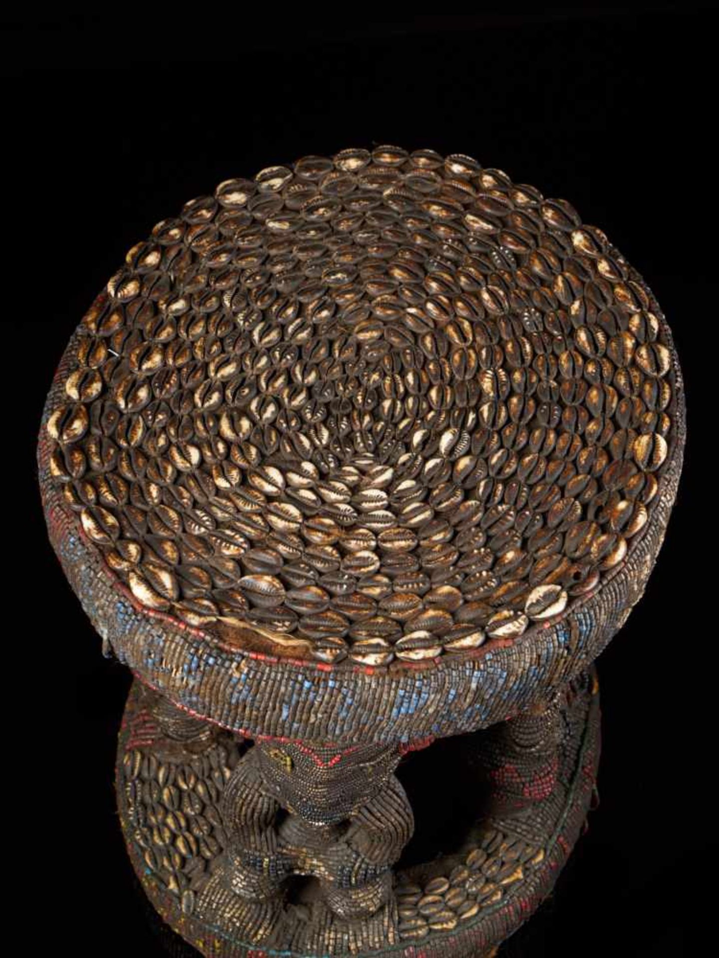 Beaded Royal Stool Supported By Four Figures - Tribal ArtThis stunning stool has a round base and - Bild 7 aus 7