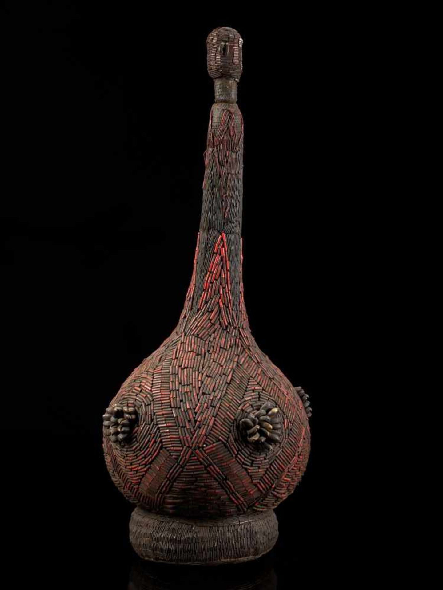 Beaded Palm Wine Vessel Topped With Human Figure - Tribal ArtThis impressive beaded wine vessel is - Bild 7 aus 8