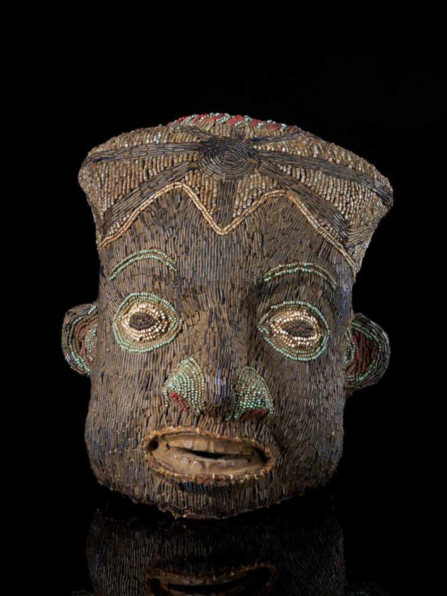 Beaded Helmet Mask Representing Queen Mother - Tribal ArtThis beaded mask representing a queen is - Bild 5 aus 5