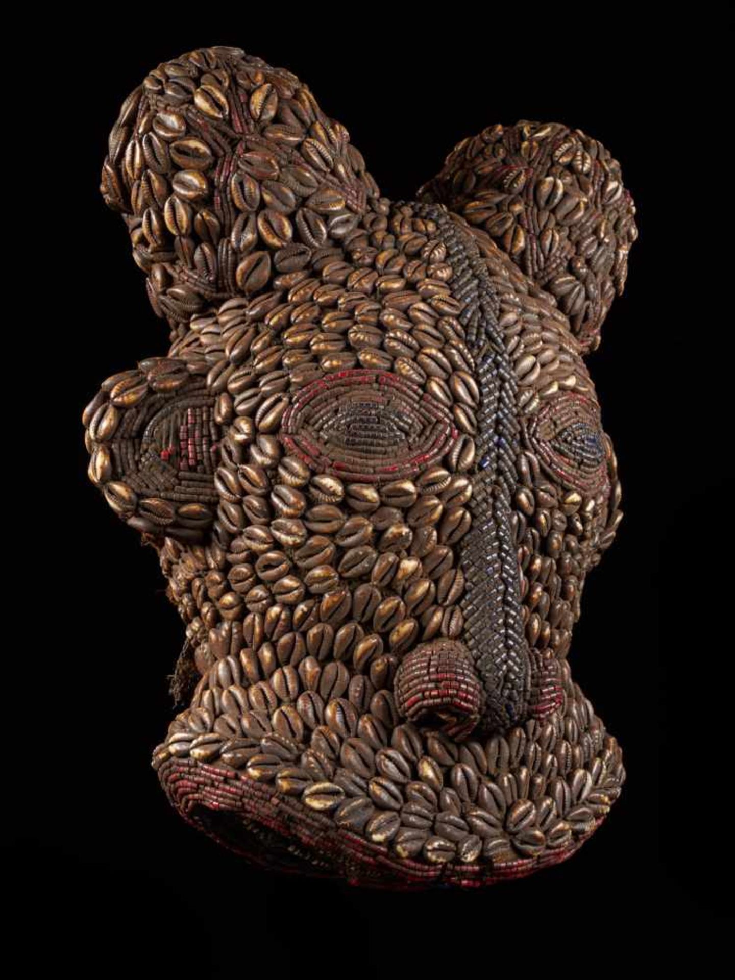 Beaded Ram Dancing Group Mask Covered With Kauris - Tribal ArtAn exquisite mask resembling a ram. - Bild 7 aus 8