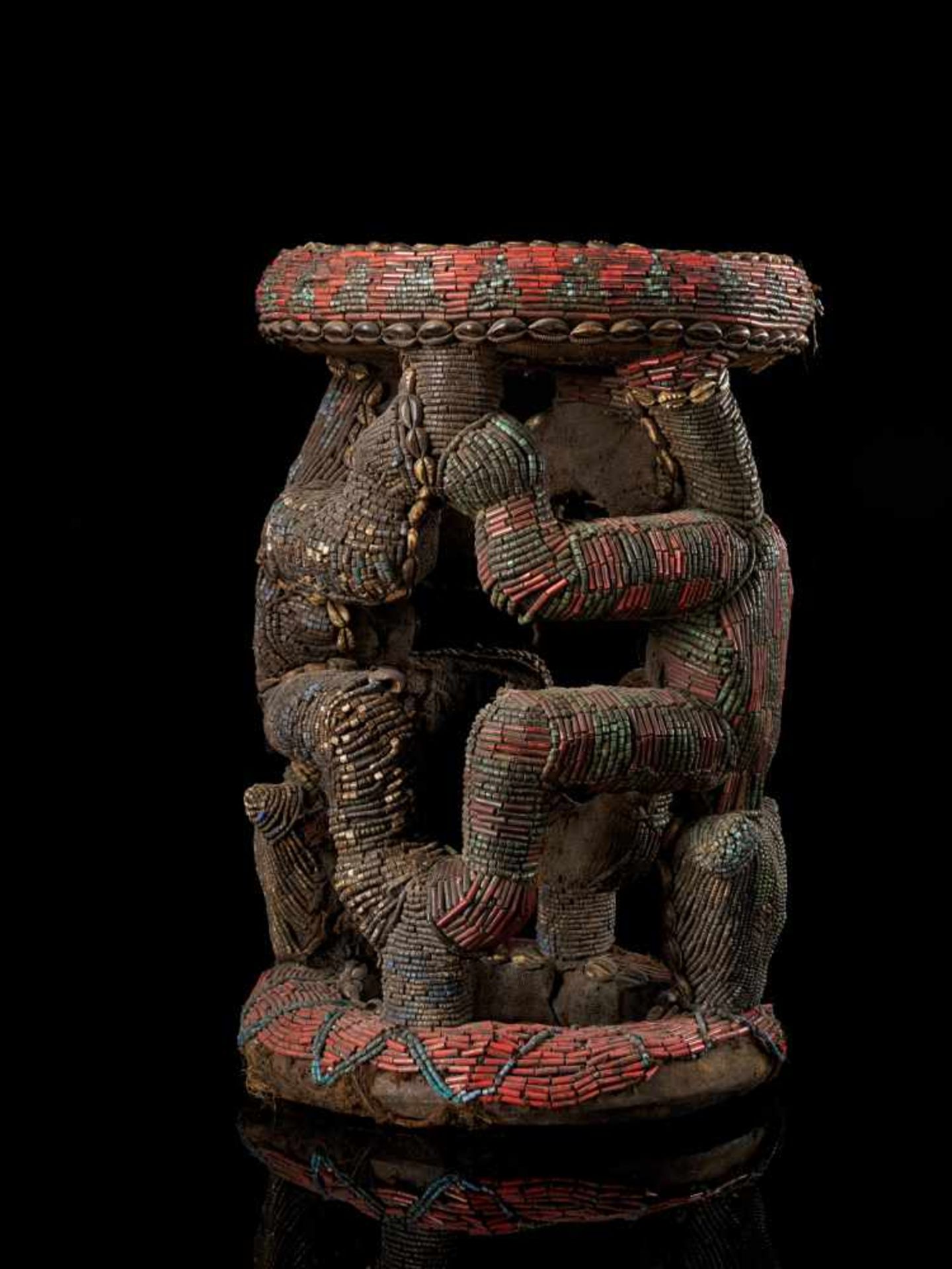 Beaded Royal Stool Supported By Two Leopards - Tribal ArtThis stunning stool has a round base and - Bild 4 aus 5