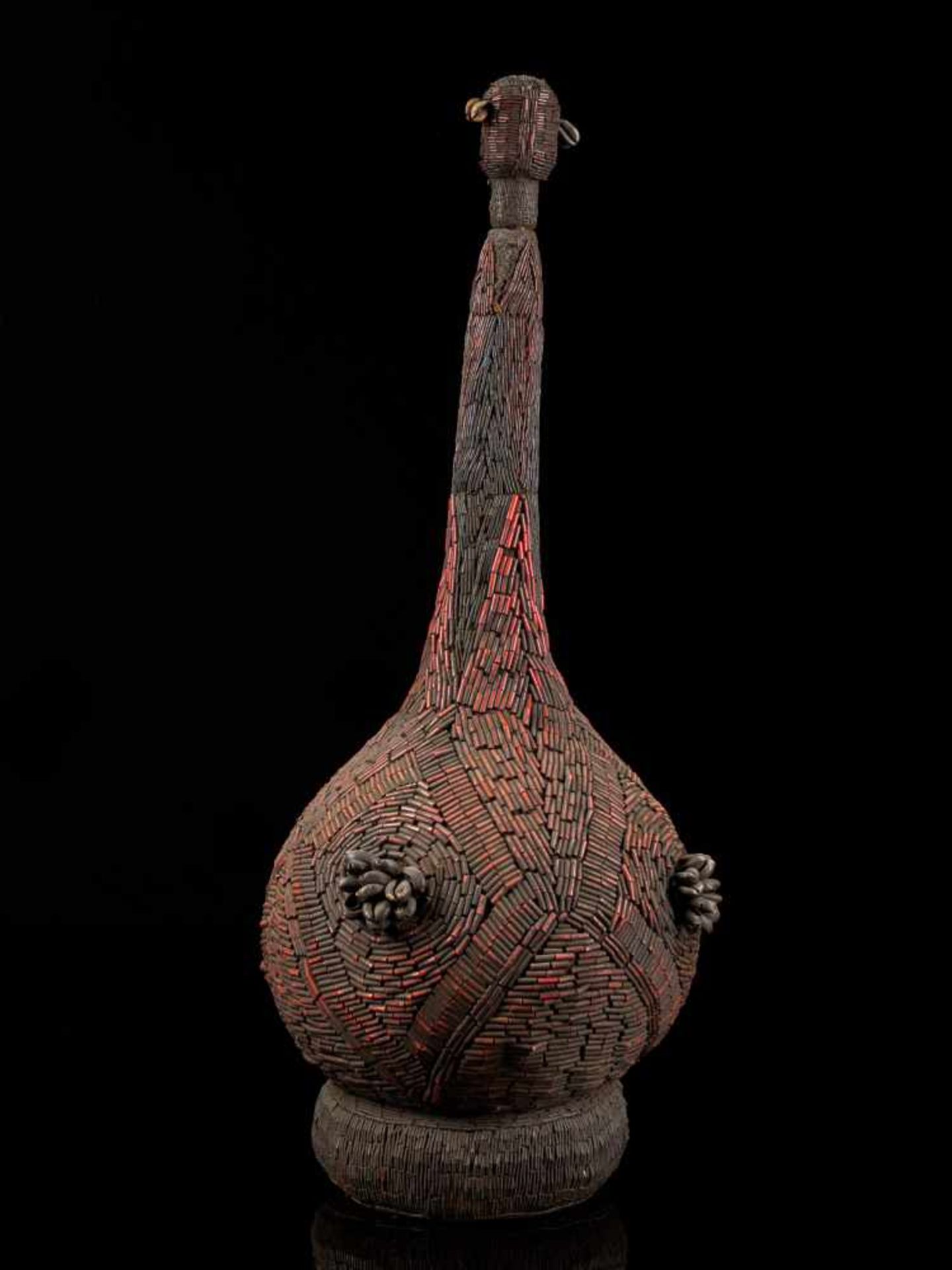 Beaded Palm Wine Vessel Topped With Human Figure - Tribal ArtThis impressive beaded wine vessel is - Bild 5 aus 8