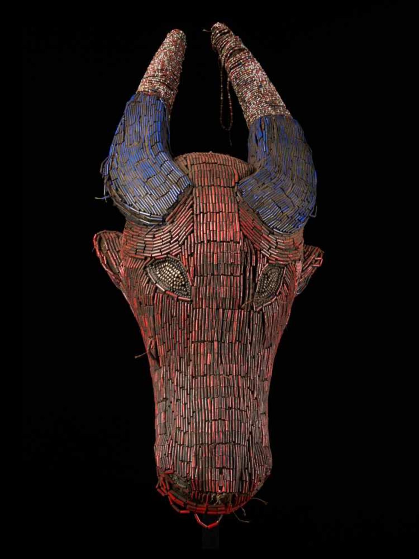 Beaded Red And Blue Buffalo Mask - Tribal ArtA gorgeous red buffalo mask. The wooden mask is beset - Bild 5 aus 5