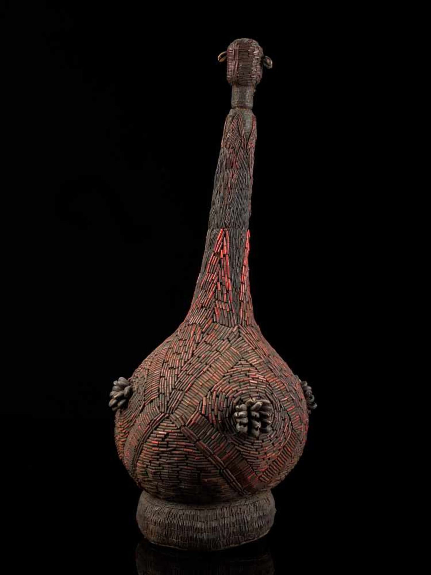 Beaded Palm Wine Vessel Topped With Human Figure - Tribal ArtThis impressive beaded wine vessel is - Bild 6 aus 8