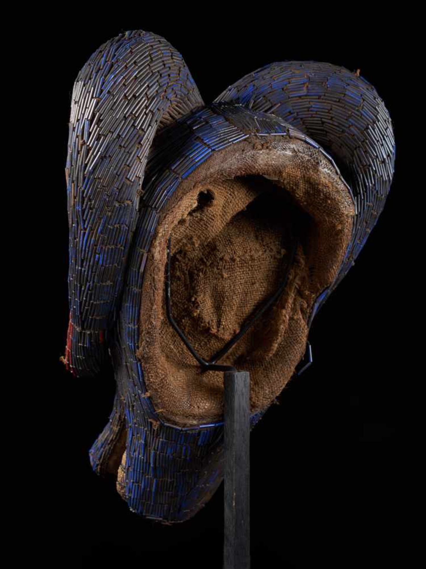 Beaded Blue Buffalo Dancing Group Mask - Tribal ArtA gorgeous blue buffalo mask. The wooden mask - Bild 3 aus 6