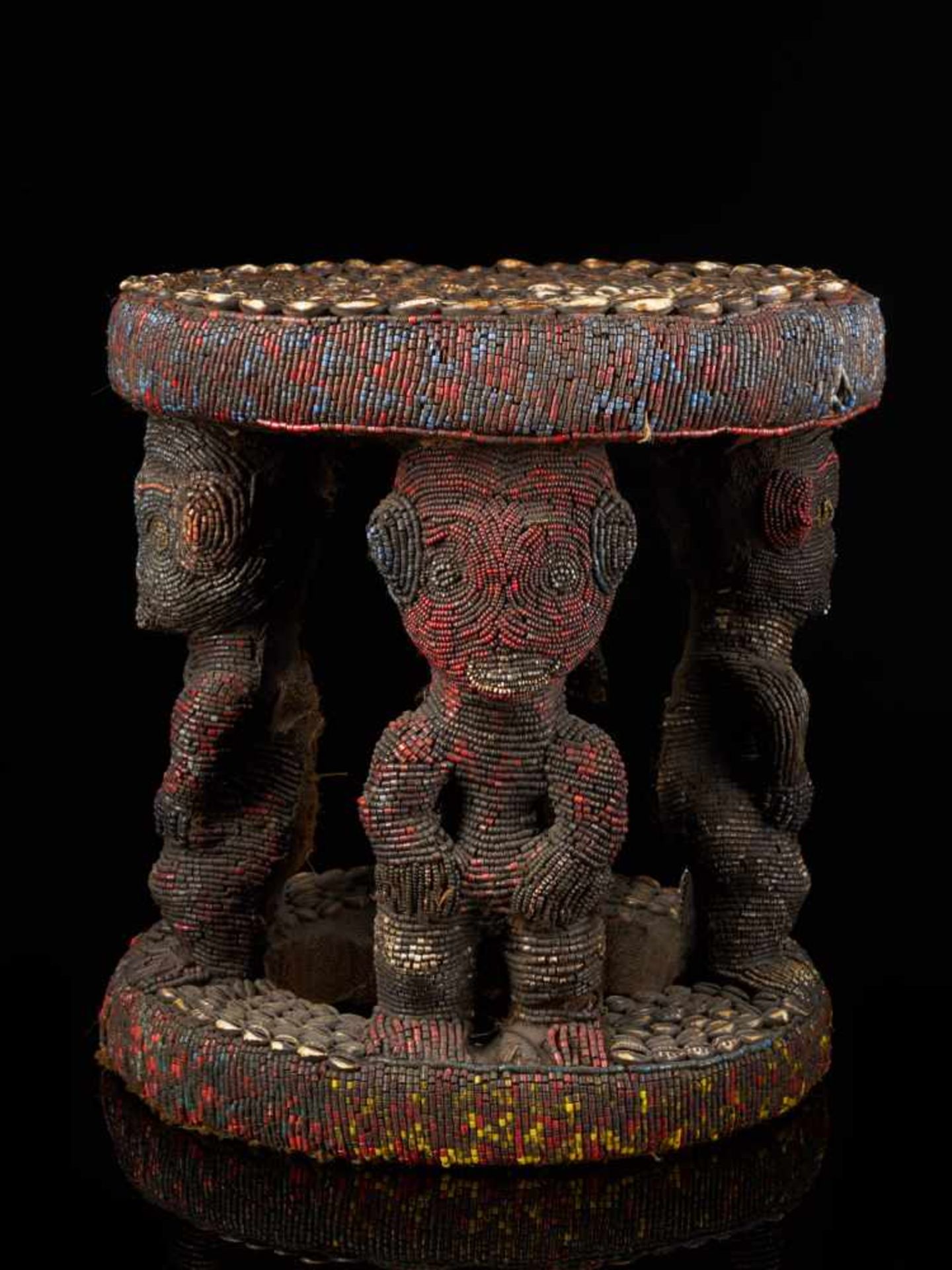 Beaded Royal Stool Supported By Four Figures - Tribal ArtThis stunning stool has a round base and - Bild 4 aus 7