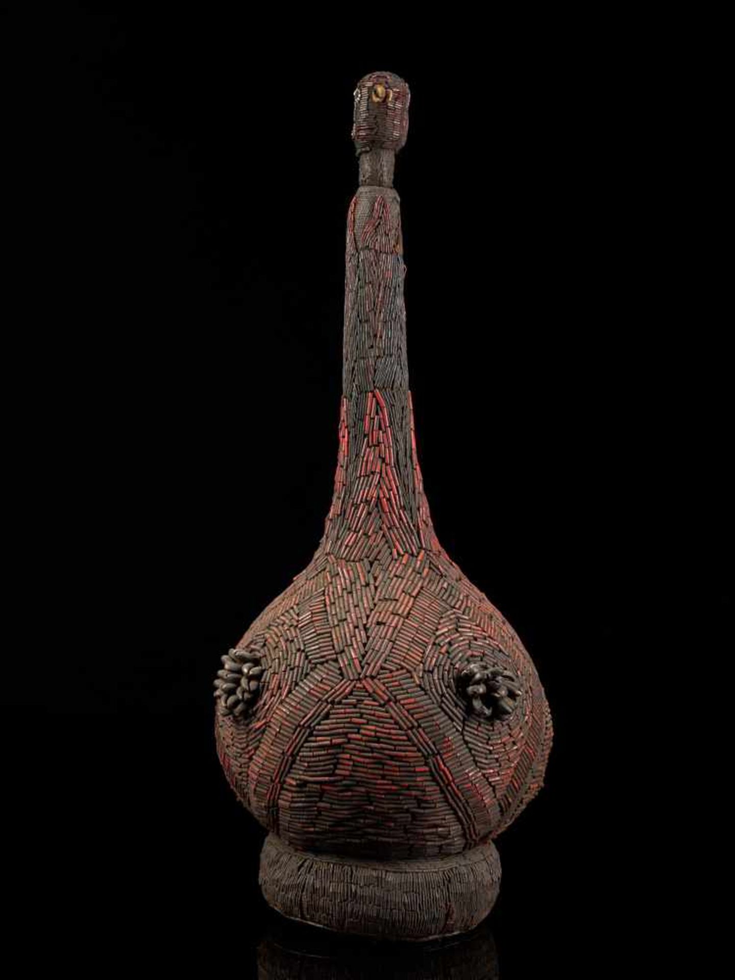 Beaded Palm Wine Vessel Topped With Human Figure - Tribal ArtThis impressive beaded wine vessel is - Bild 3 aus 8