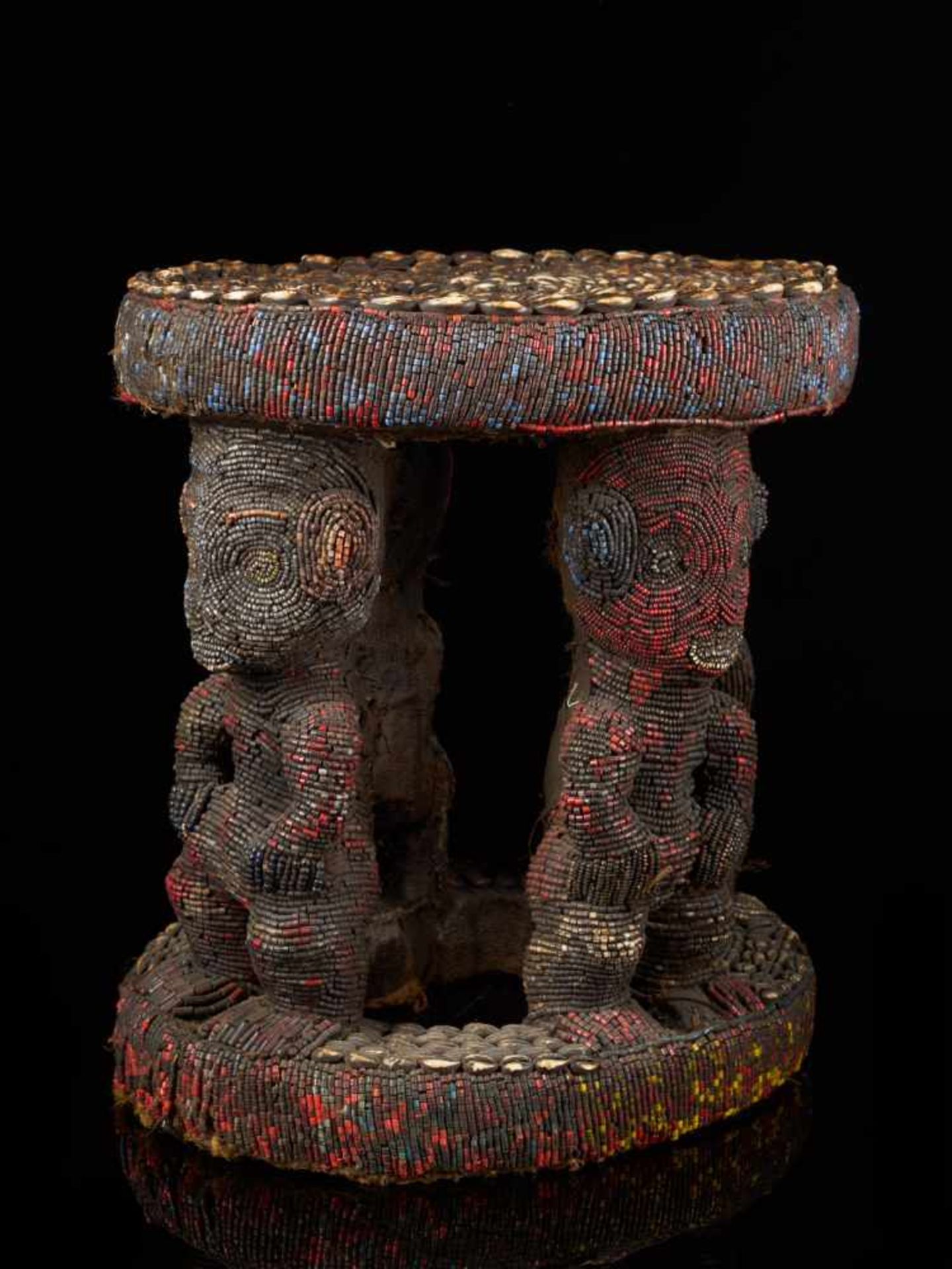 Beaded Royal Stool Supported By Four Figures - Tribal ArtThis stunning stool has a round base and - Bild 3 aus 7