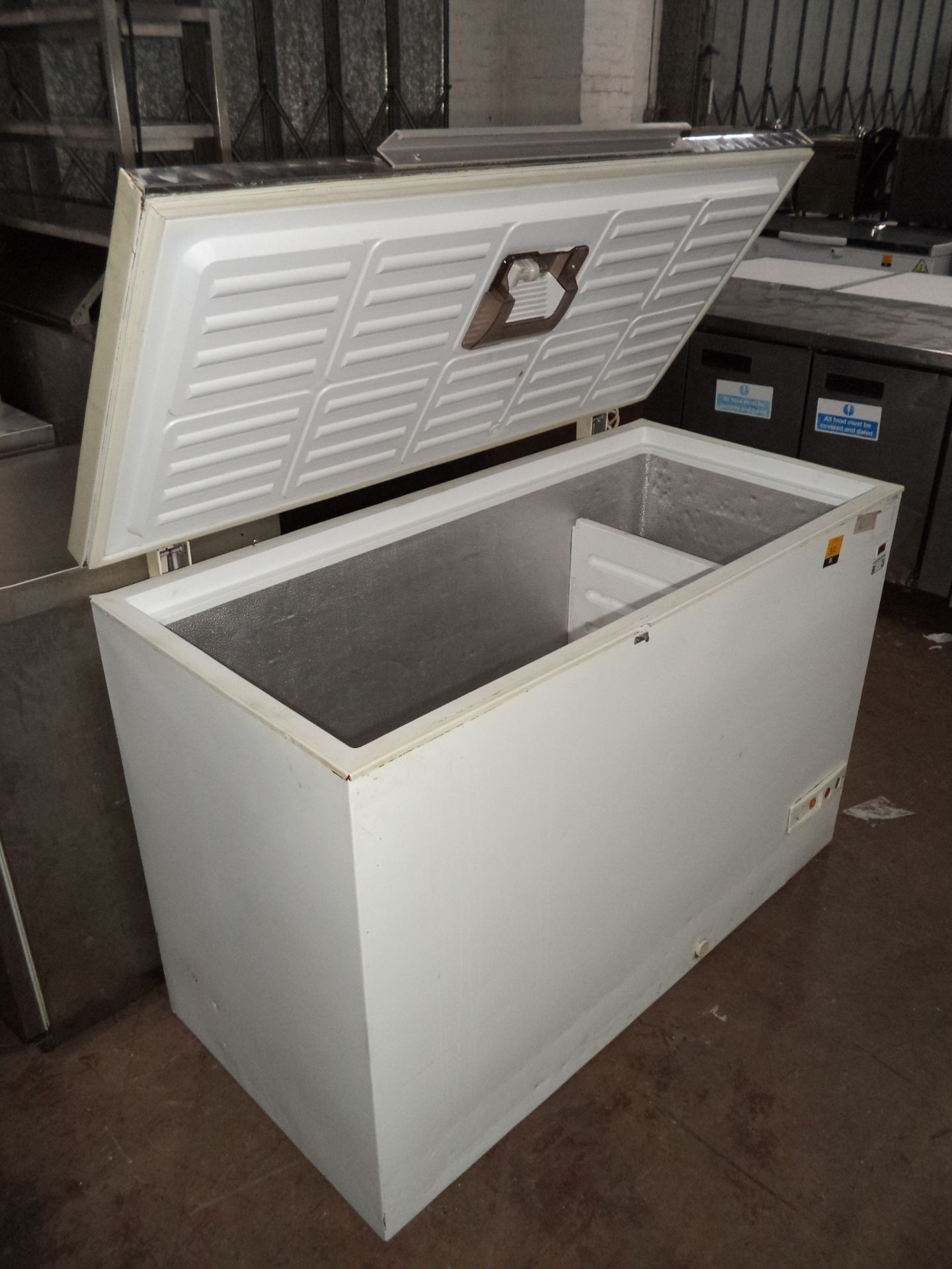 Caravell CM40 chest freezer with stainless steel lid, circa 1300mm wide IMPORTANT: Please remember - Image 2 of 3