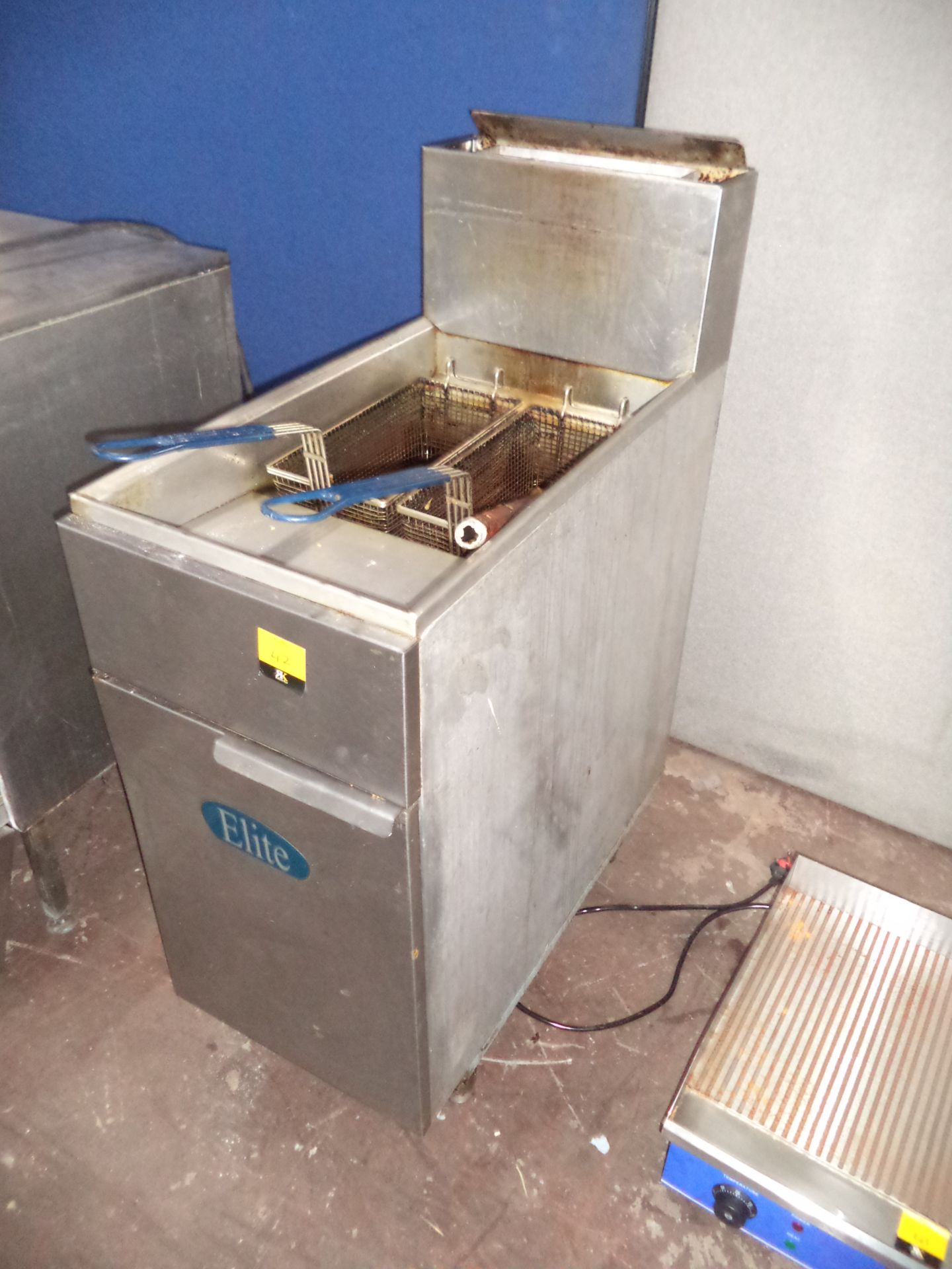 Elite stainless steel floor standing twin deep fat fryer, model EFS40 IMPORTANT: Please remember