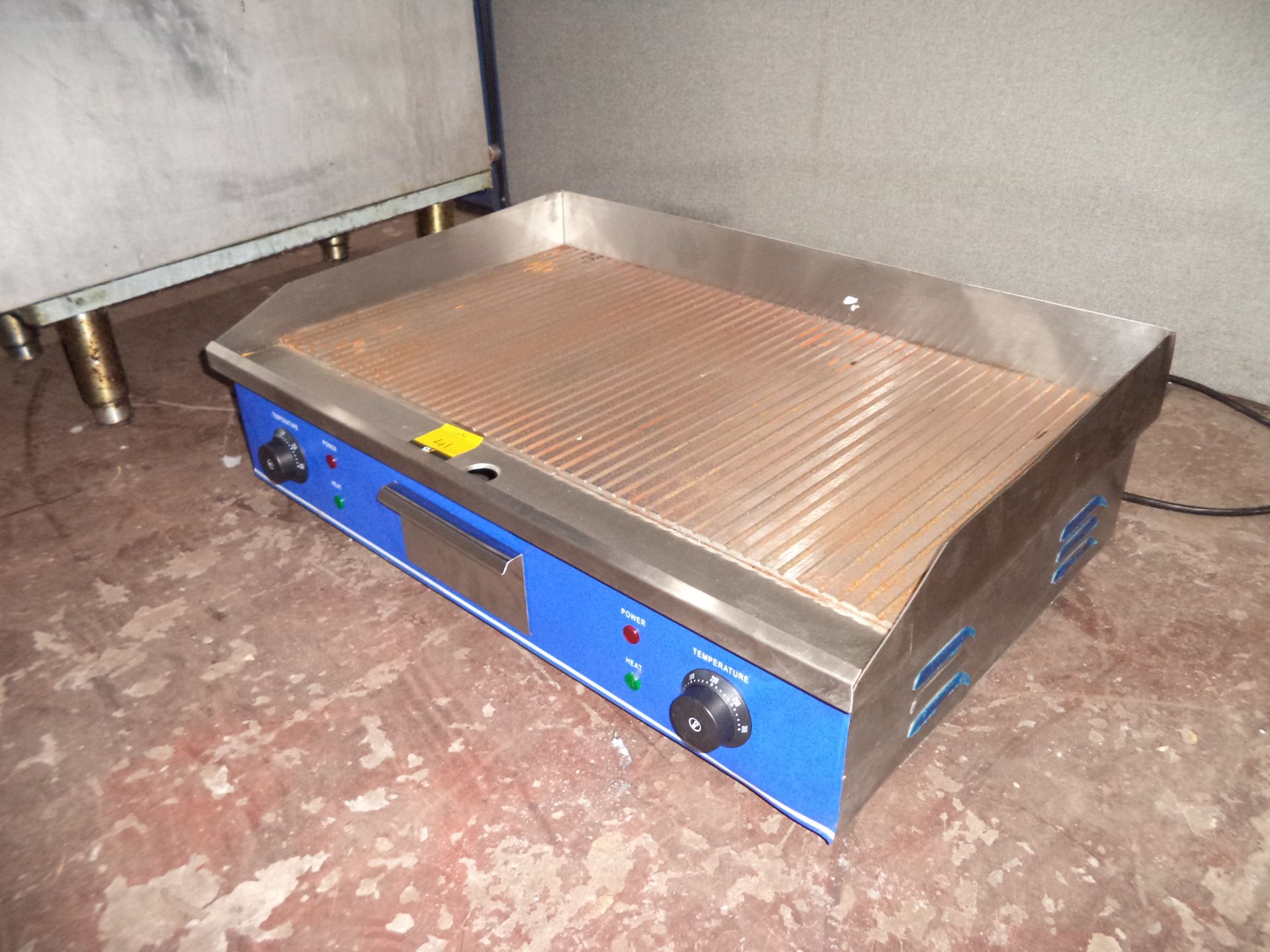 Counter top commercial griddle unit, model YB-820B IMPORTANT: Please remember goods successfully bid