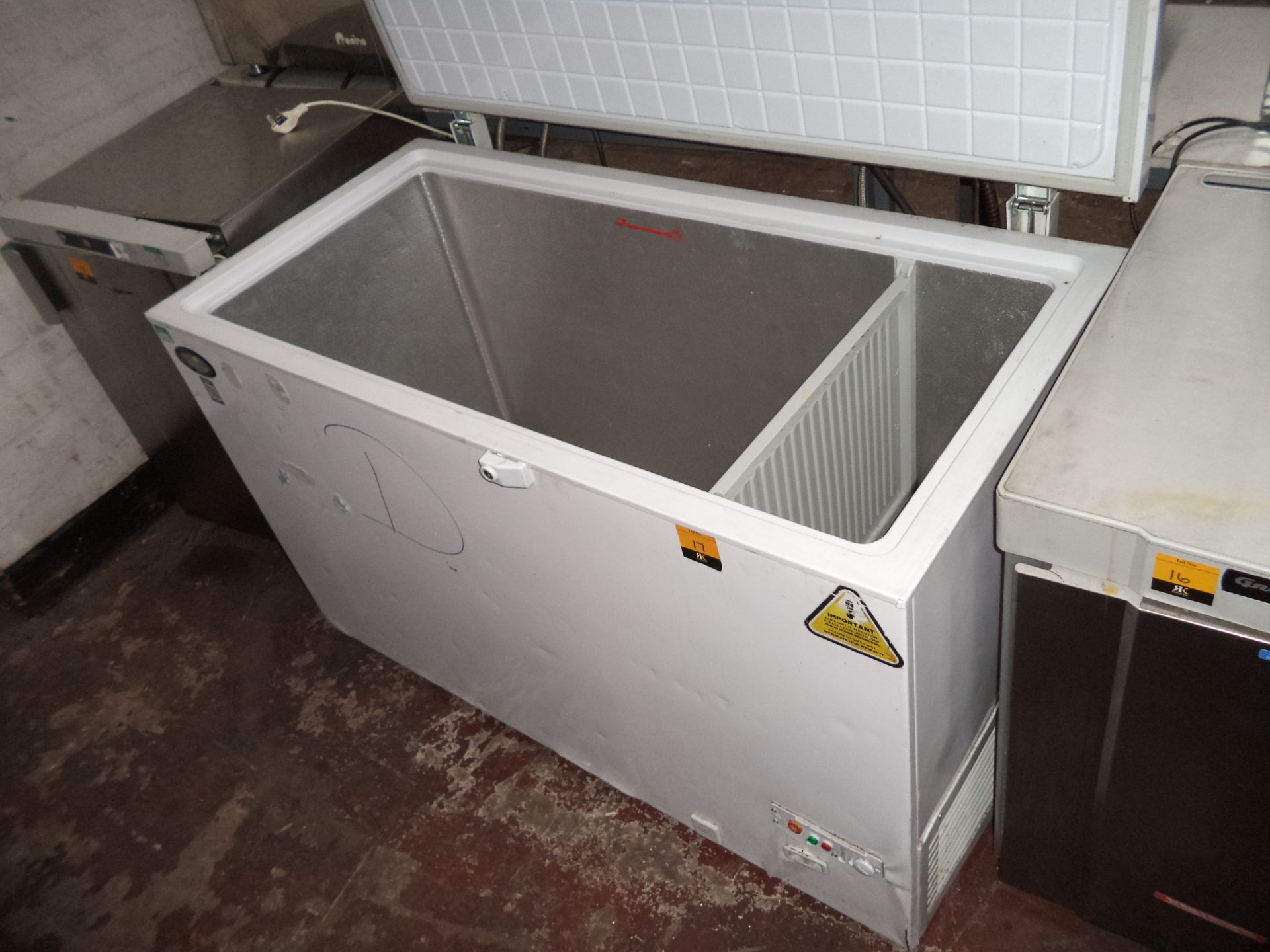 Foster chest freezer with stainless steel lid circa 1300mm wide, model FCF400LX IMPORTANT: Please - Image 3 of 3