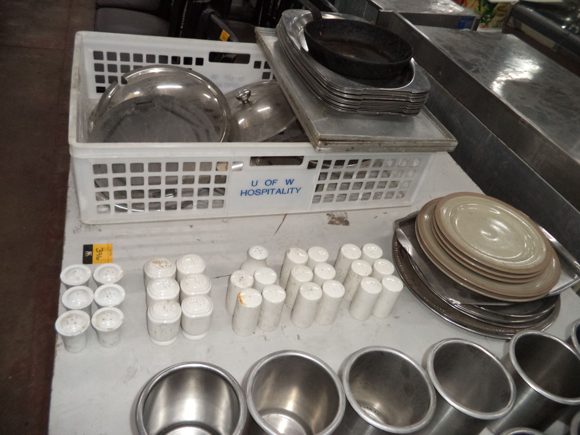 Large quantity of assorted salt & pepper shakers, crockery, lids, stainless steel platters and - Bild 2 aus 4