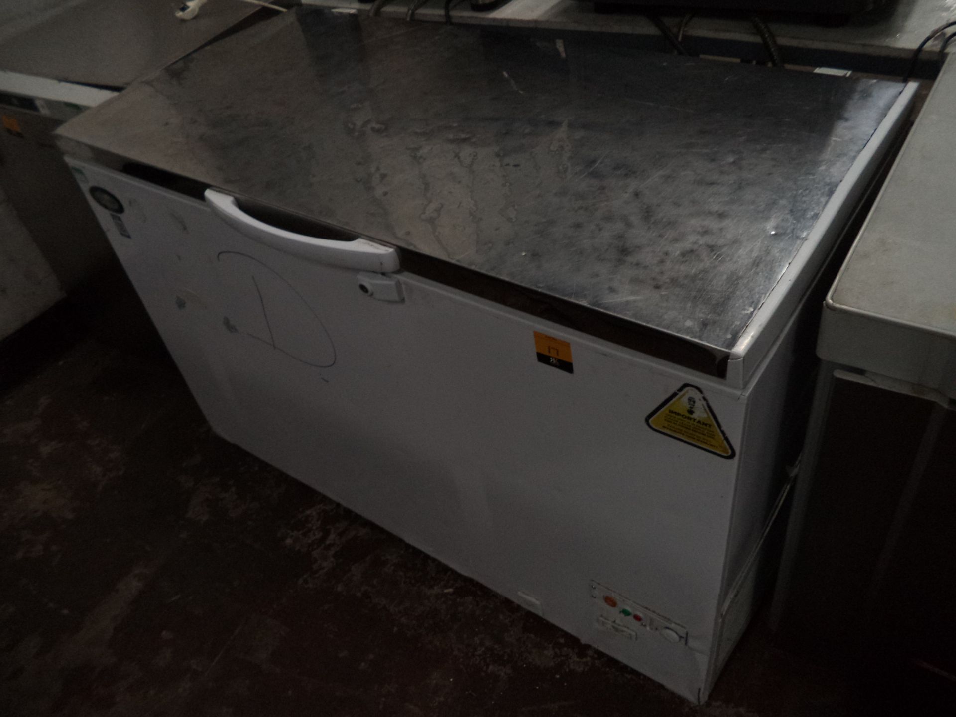 Foster chest freezer with stainless steel lid circa 1300mm wide, model FCF400LX IMPORTANT: Please - Image 2 of 3