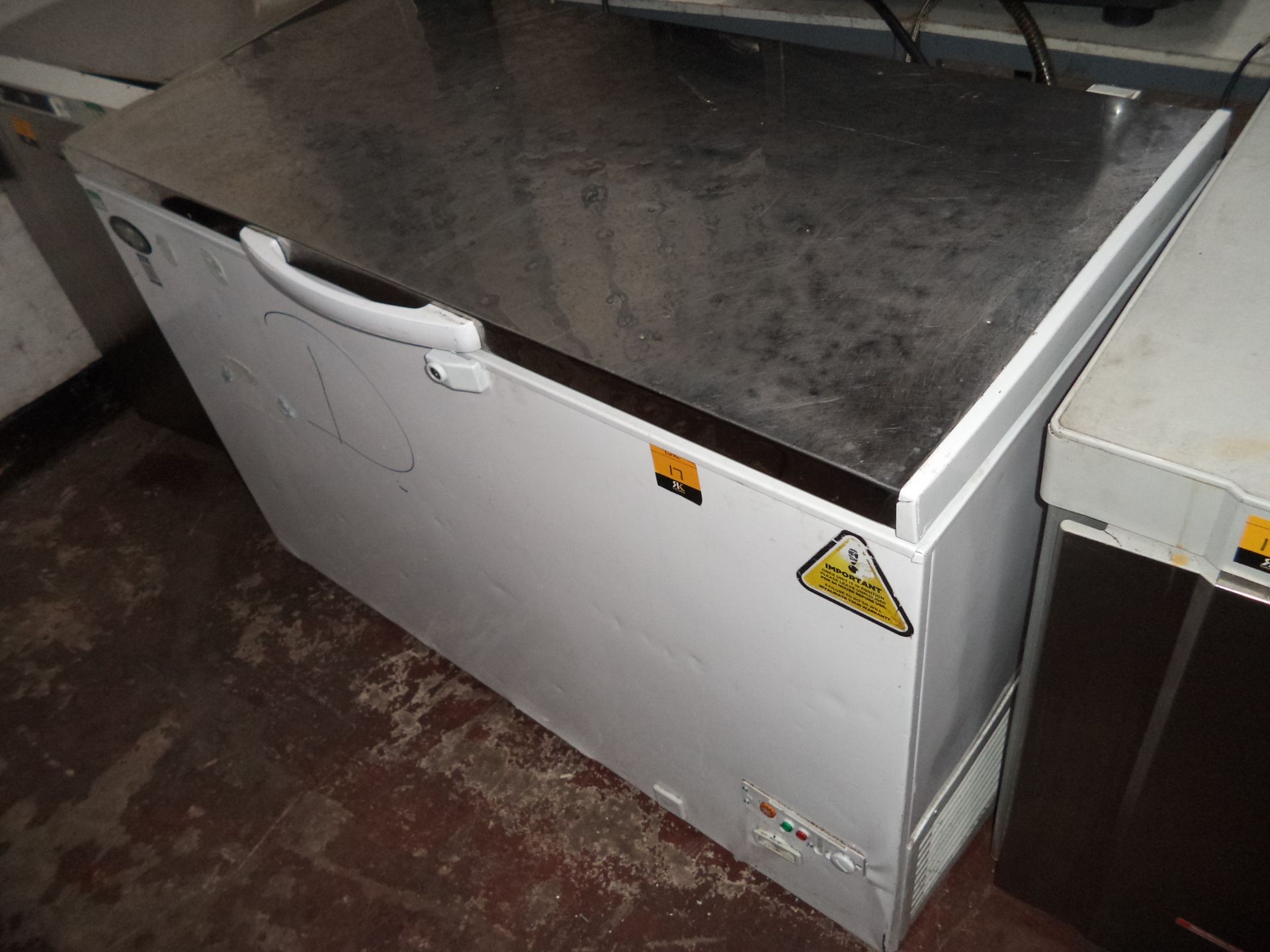 Foster chest freezer with stainless steel lid circa 1300mm wide, model FCF400LX IMPORTANT: Please