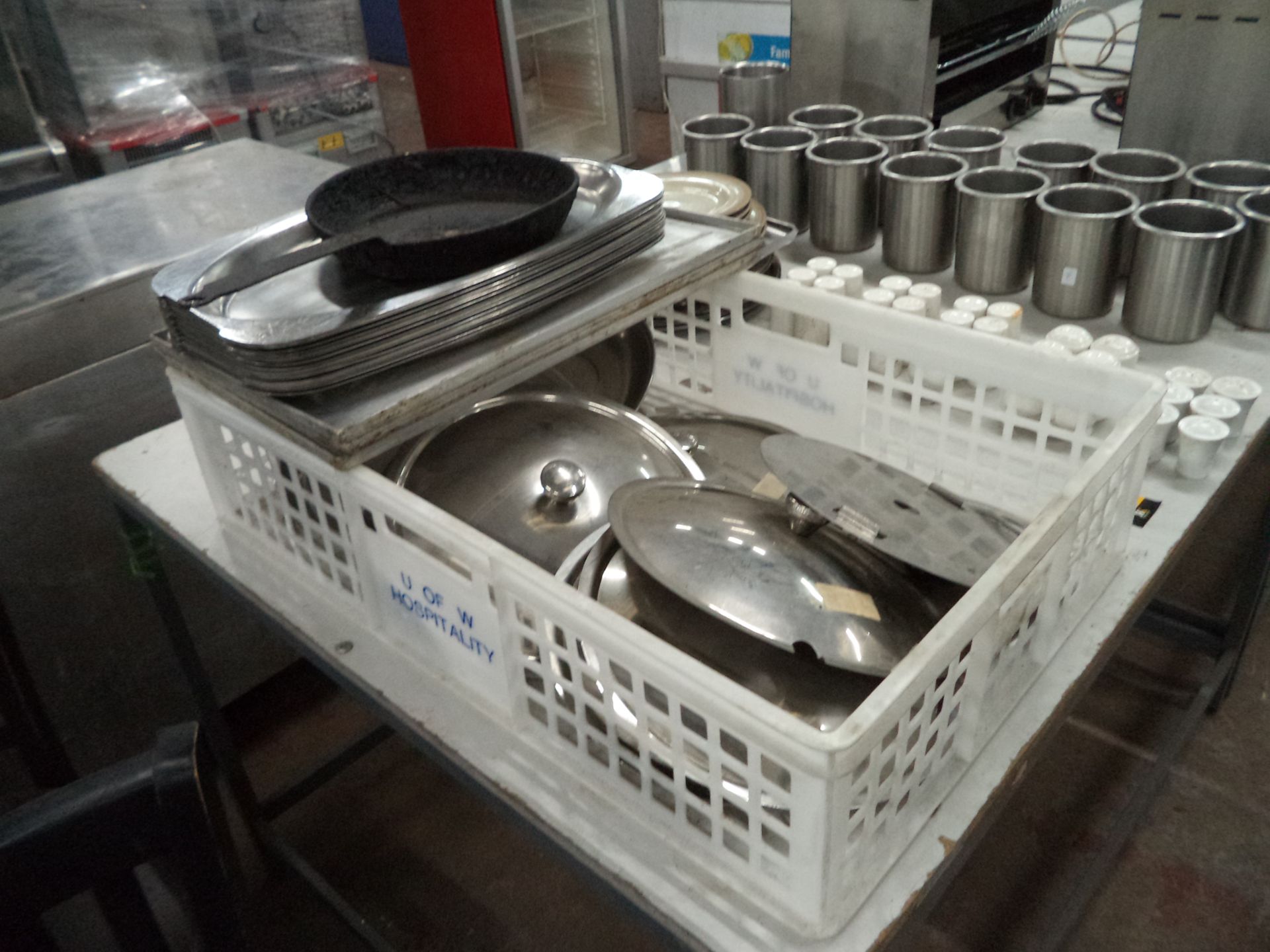 Large quantity of assorted salt & pepper shakers, crockery, lids, stainless steel platters and - Bild 3 aus 4