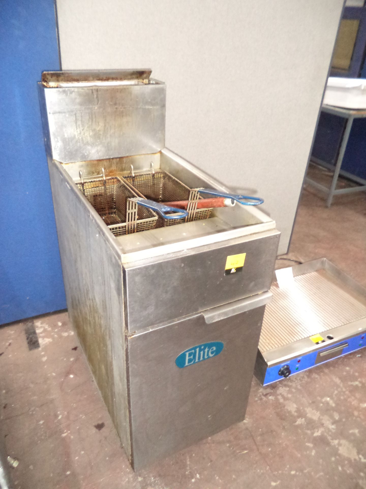 Elite stainless steel floor standing twin deep fat fryer, model EFS40 IMPORTANT: Please remember - Image 2 of 4