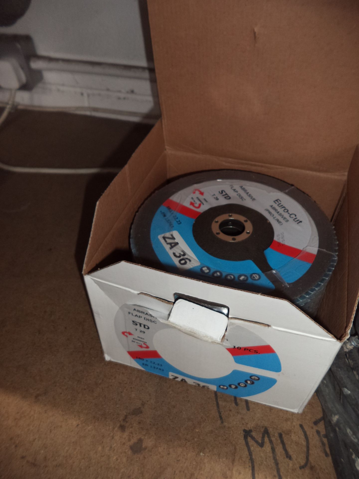 Box of abrasive flap discs - 10 pieces each 180 x 22, 23 & small quantity of assorted hose & similar - Image 2 of 3