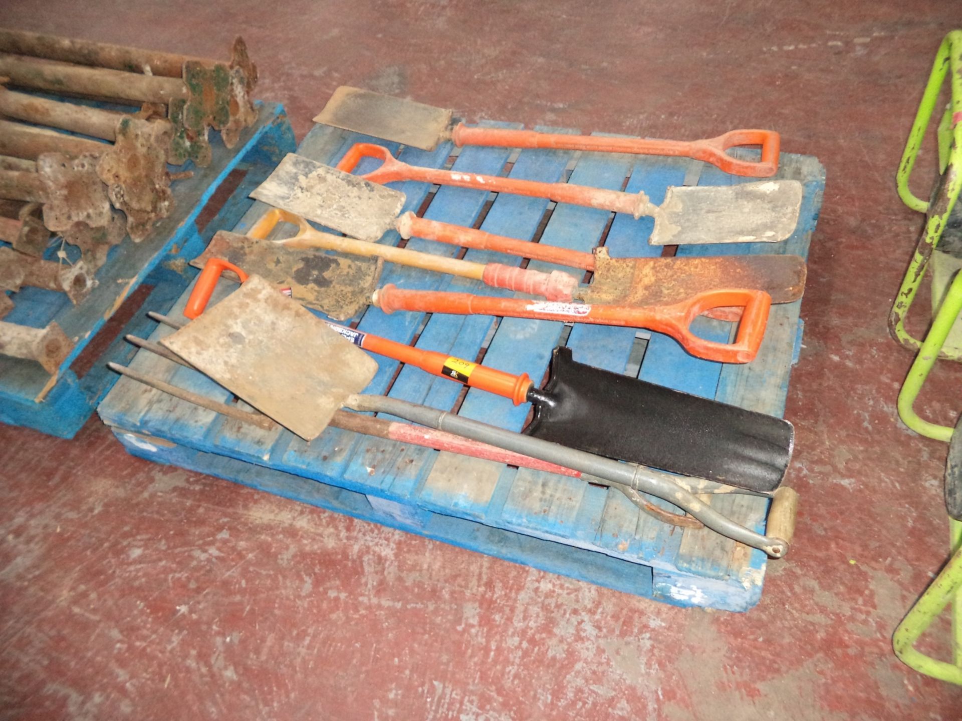 The contents of a pallet of assorted shovels & other hand tools IMPORTANT: Please remember goods