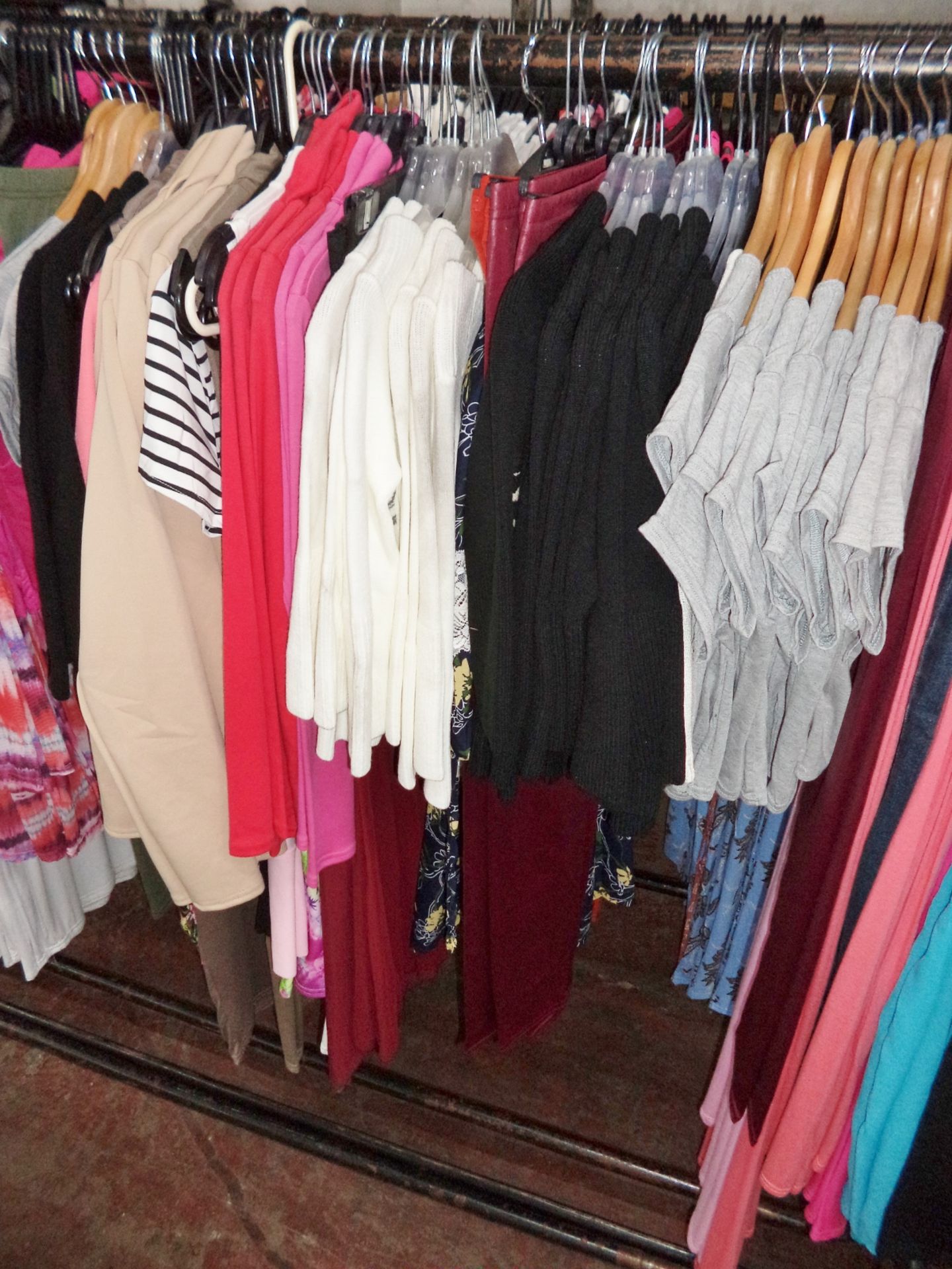 The contents of a garment rail consisting of approximately 173 primarily ladies garments - garment - Image 3 of 6