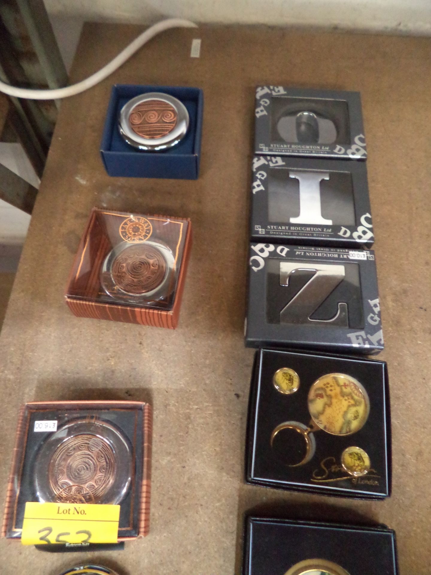 12 off assorted paperweights by Stratton of London, Stuart Houghton & others IMPORTANT: Please - Image 3 of 4